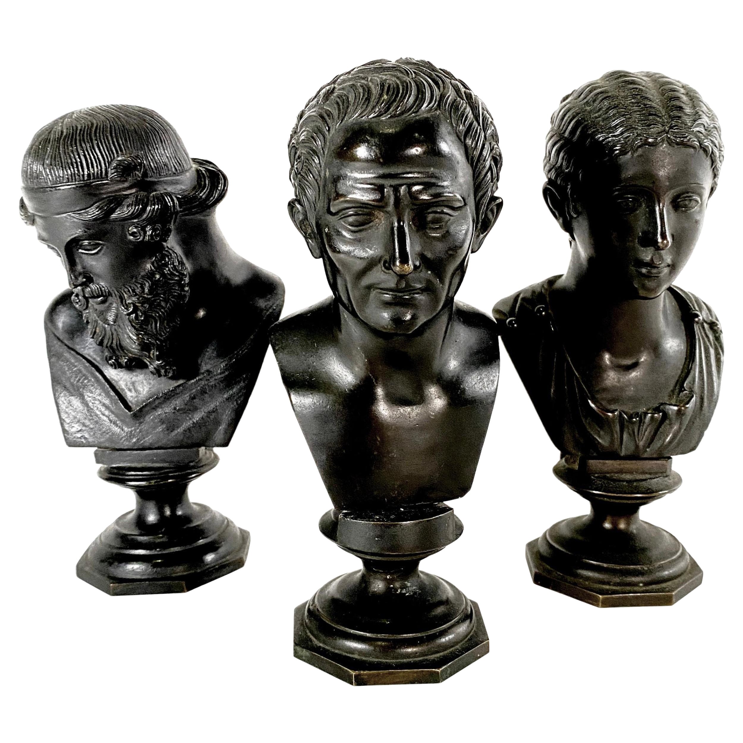 Set di 3 riduzioni in bronzo patinato in stile neoclassico italiano di busti di imperatori