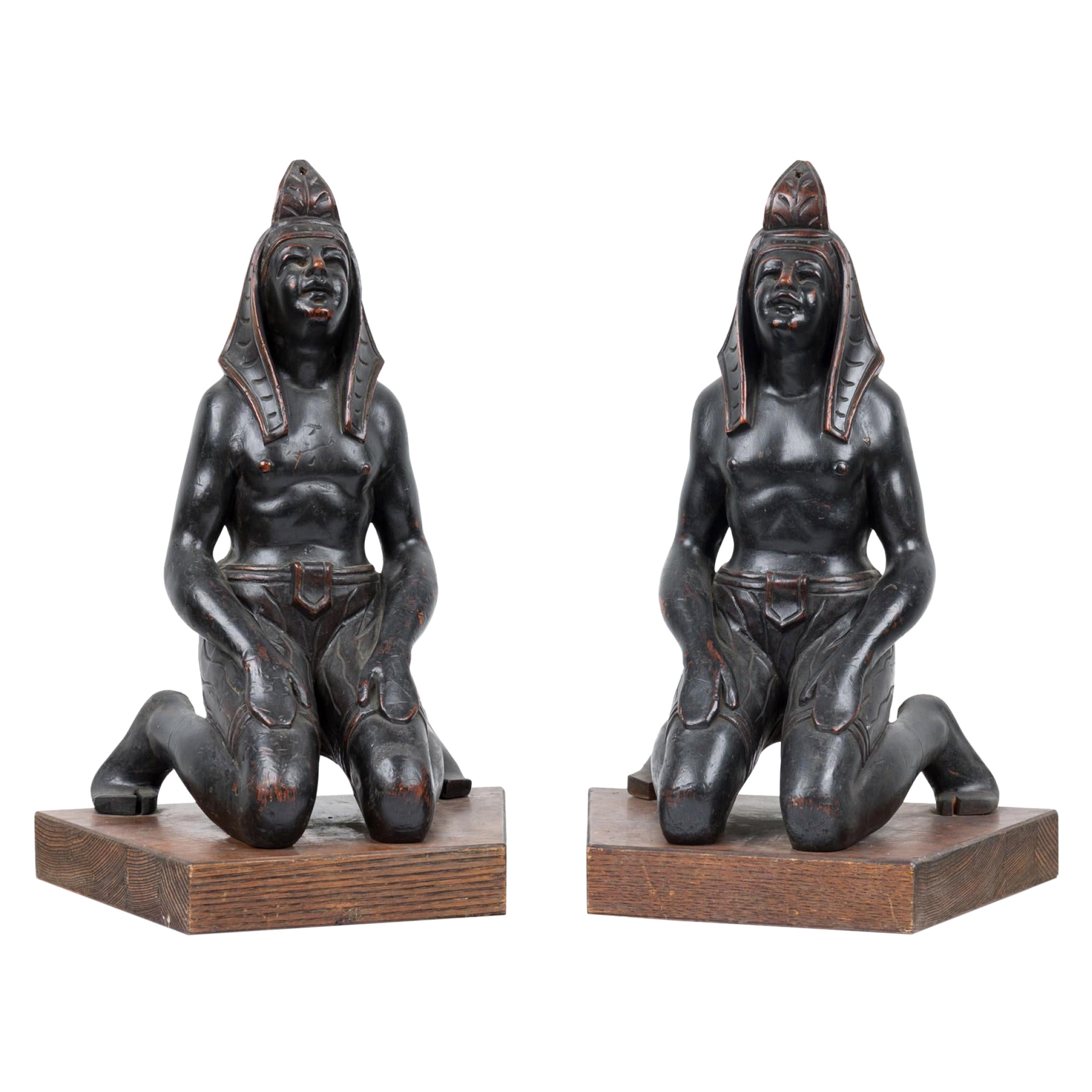 Pareja de figuras egipcias talladas ebonizadas arrodilladas
