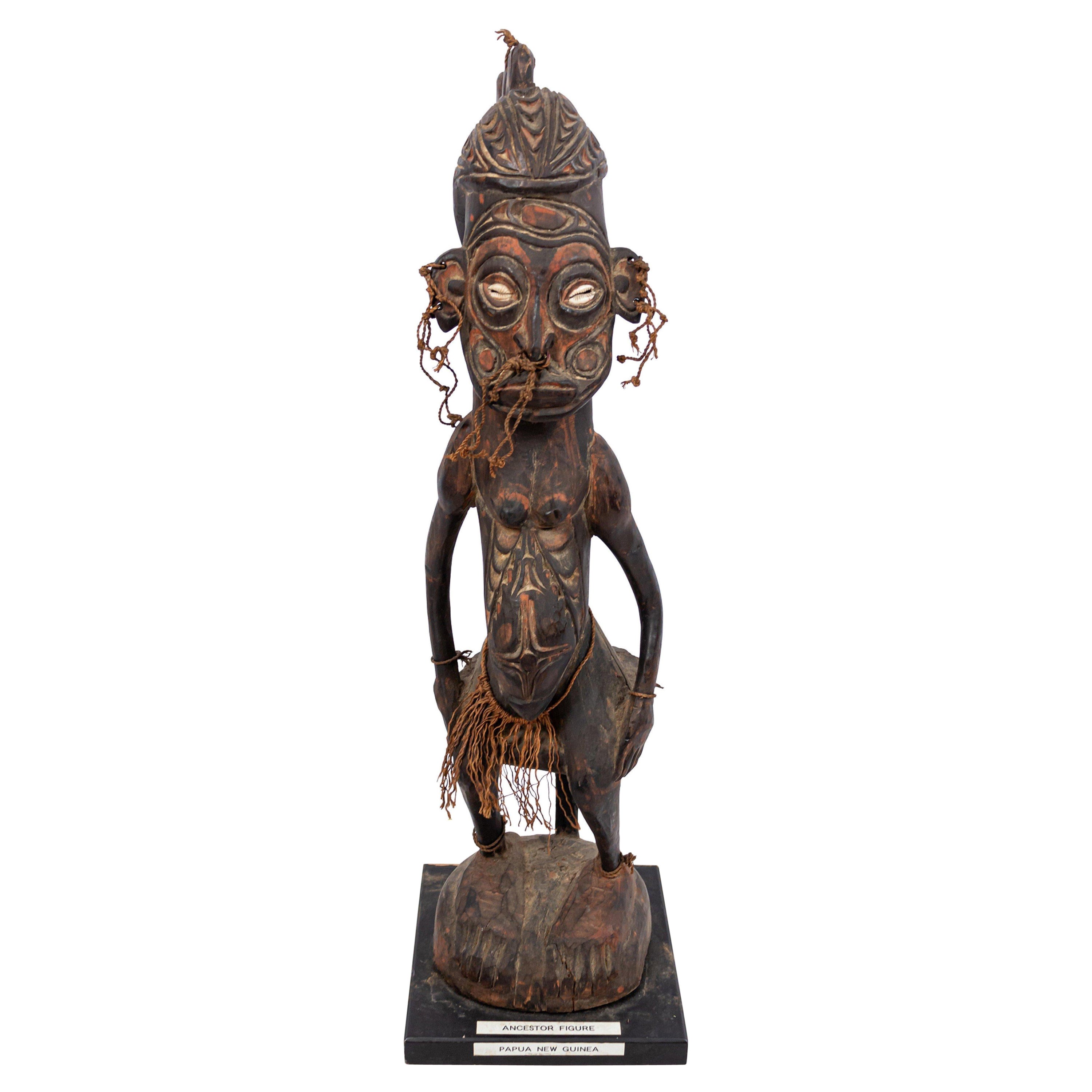 Papua-Neuguinea Polychromierte geschnitzte Figur