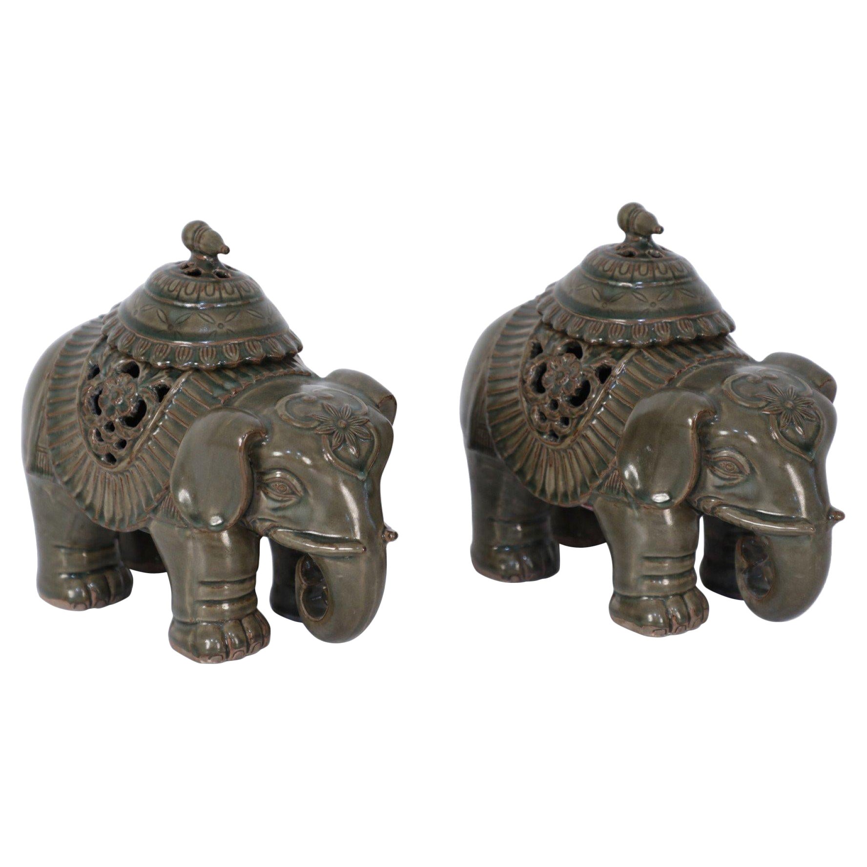 Pareja de figuritas chinas de porcelana con tapa en forma de elefante