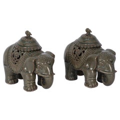 Pareja de figuritas chinas de porcelana con tapa en forma de elefante