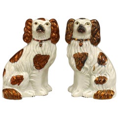 Pareja de perros de Staffordshire de porcelana y cobre
