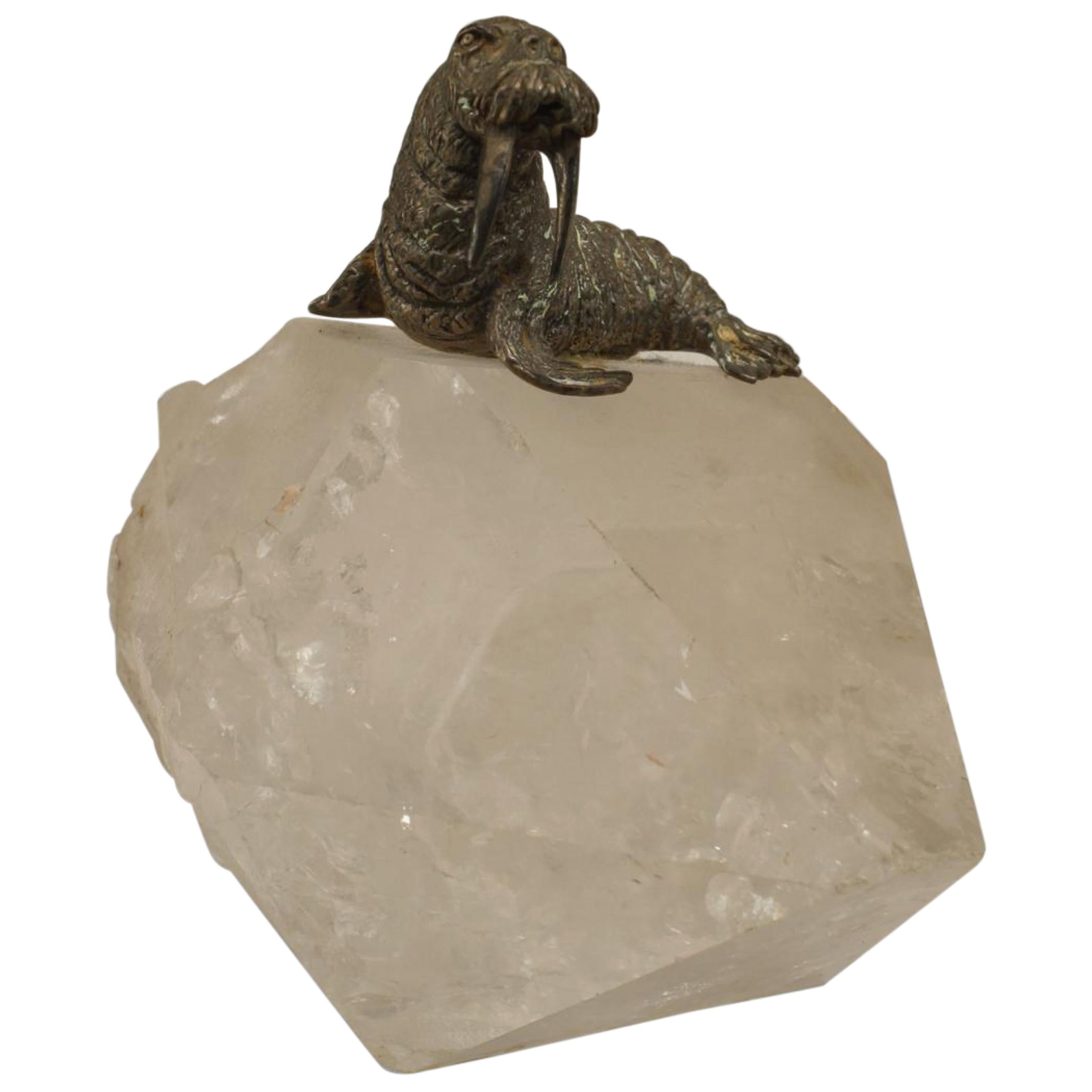 Morsa de bronce sobre un cristal