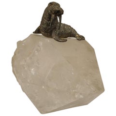 Morsa de bronce sobre un cristal