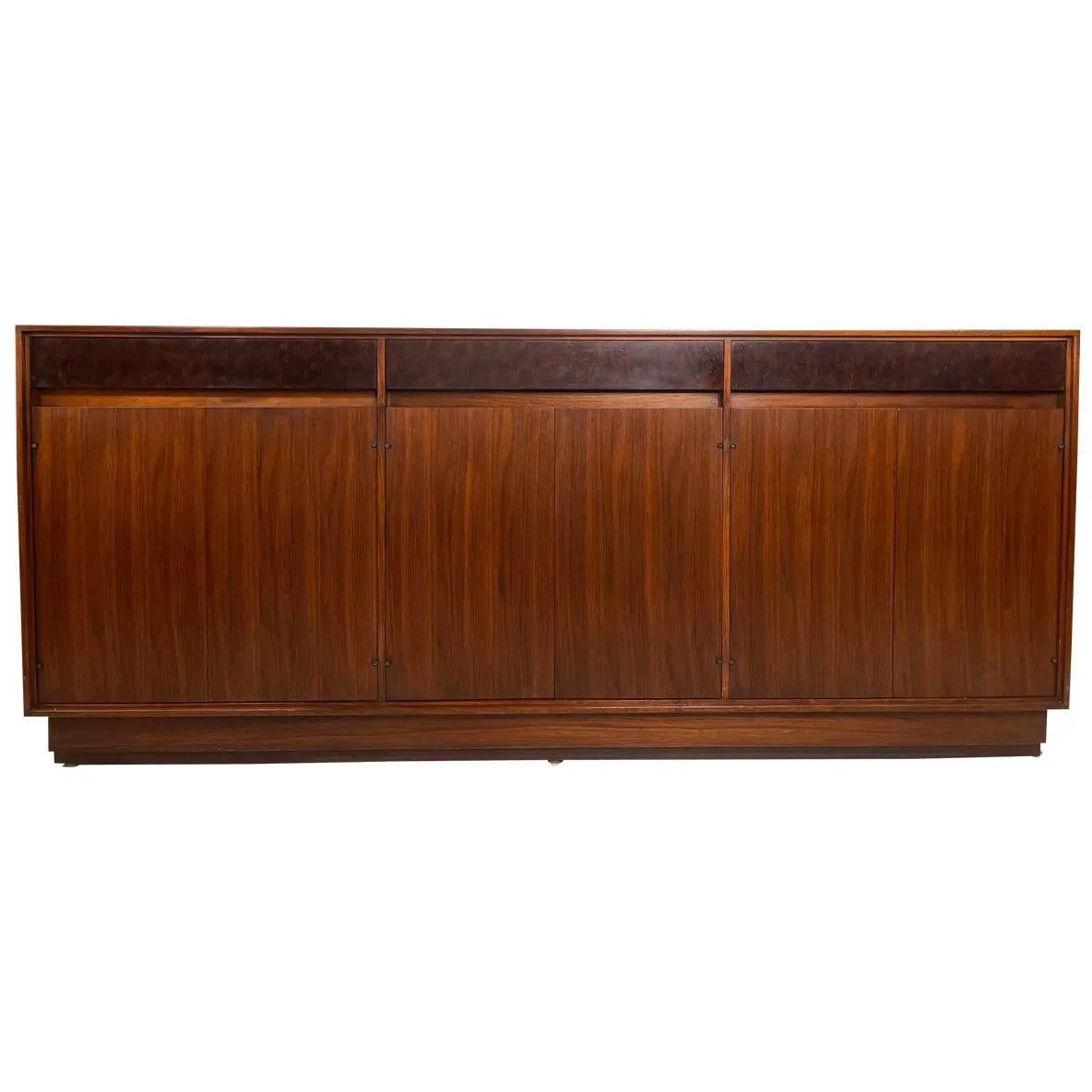 John Stuart Mid-Century Modern Sideboard-Anrichte aus Nussbaum und Wurzelholz