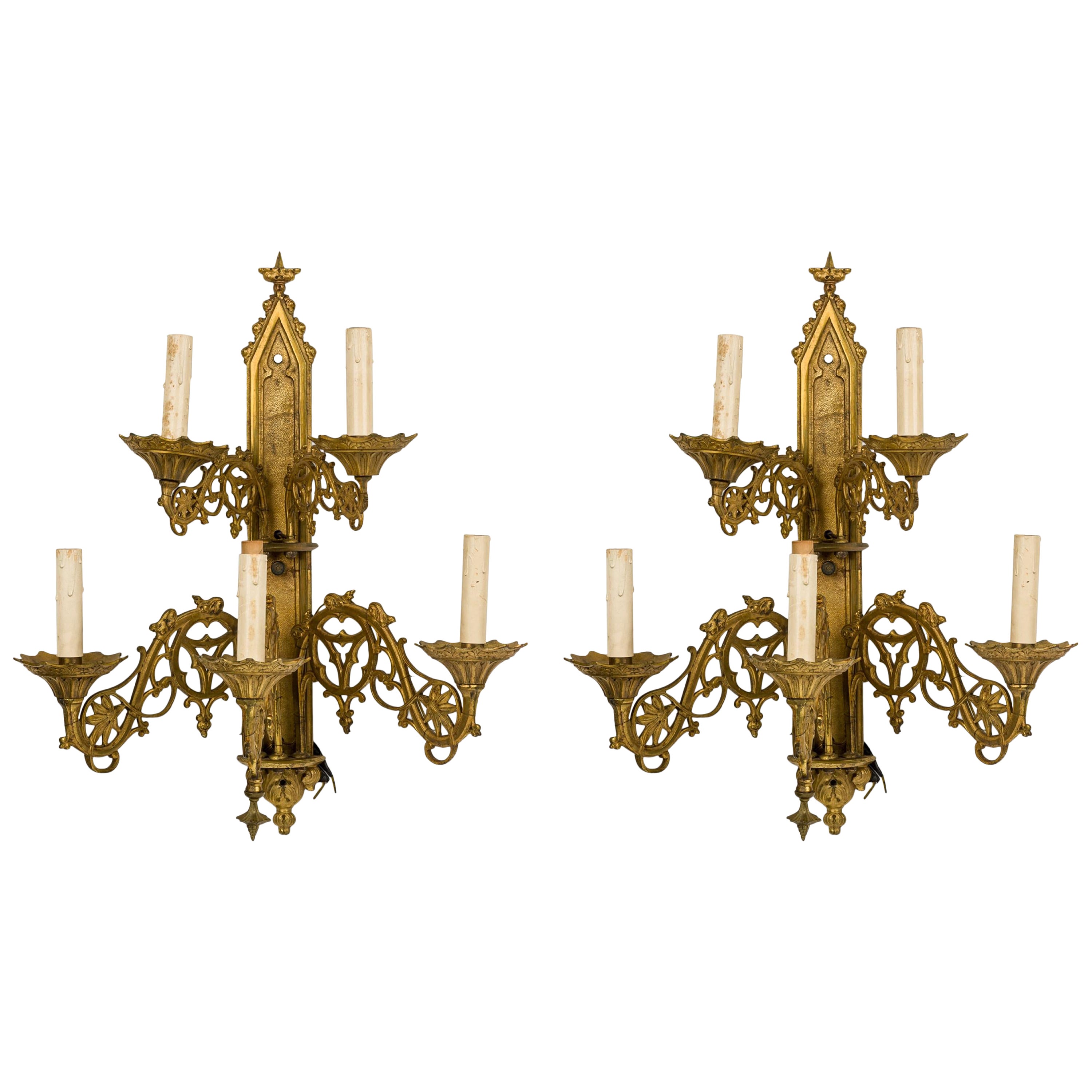 Paire d'appliques de style gothique français en bronze doré
