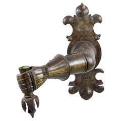 Lampada da parete a forma di braccio corazzato in metallo in stile rinascimentale italiano