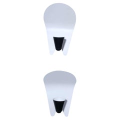 Paar italienische moderne schwarz-weiß emaillierte Reflektor-/Wandleuchten, Wandleuchter
