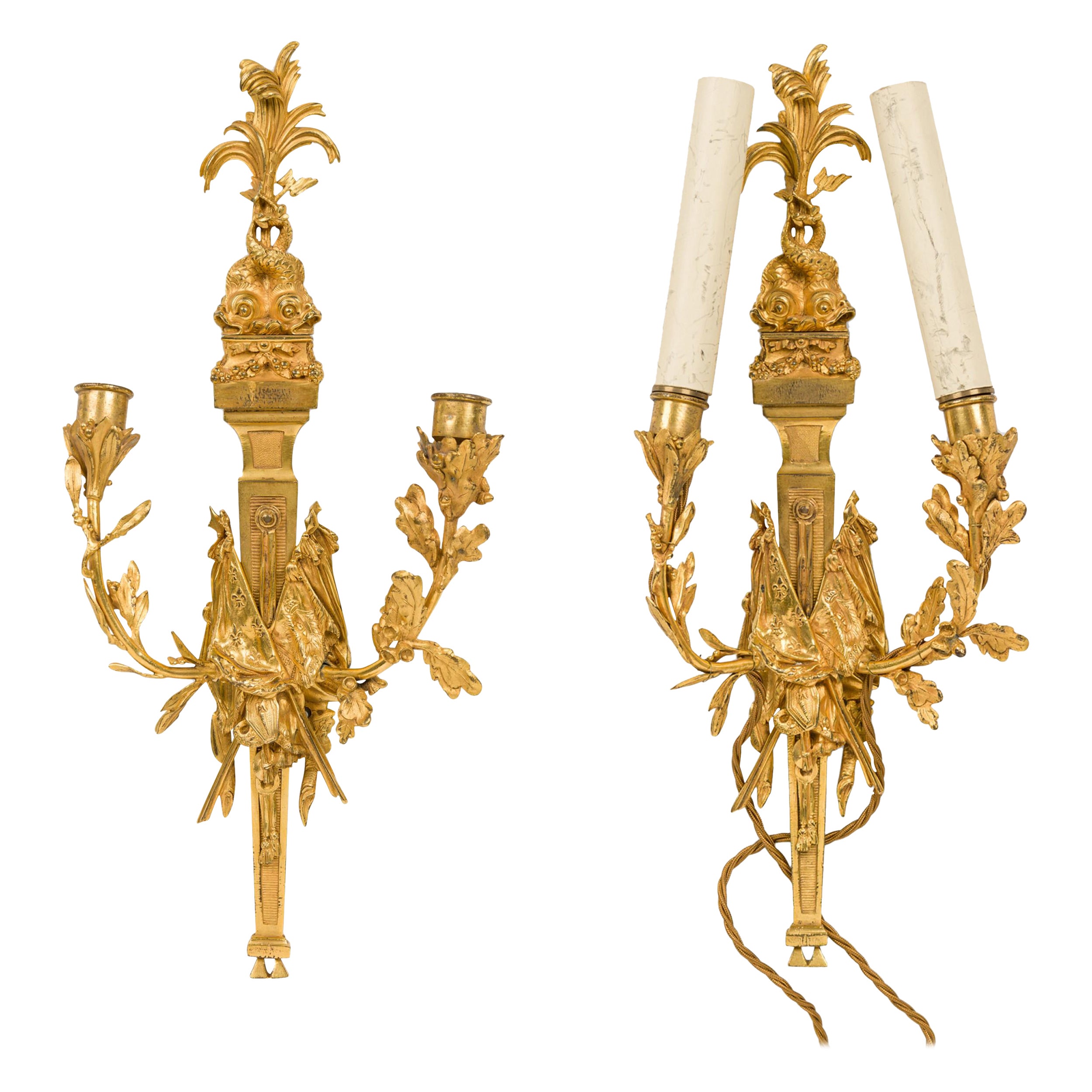 Pareja de Apliques de Bronce Franceses Estilo Luis XVI con Banderas en venta