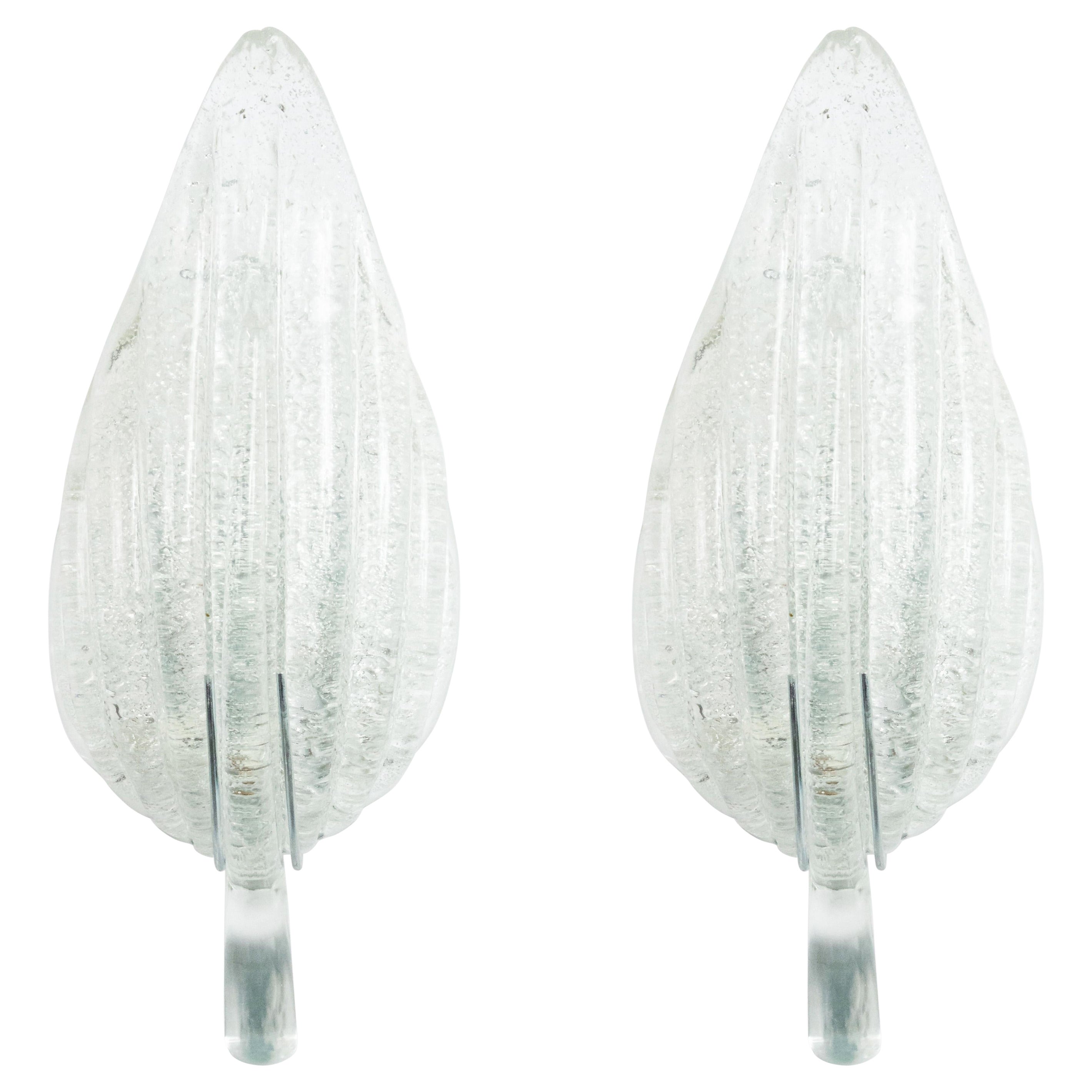 Pareja de apliques italianos de Murano con hojas de cristal espolvoreado de plata