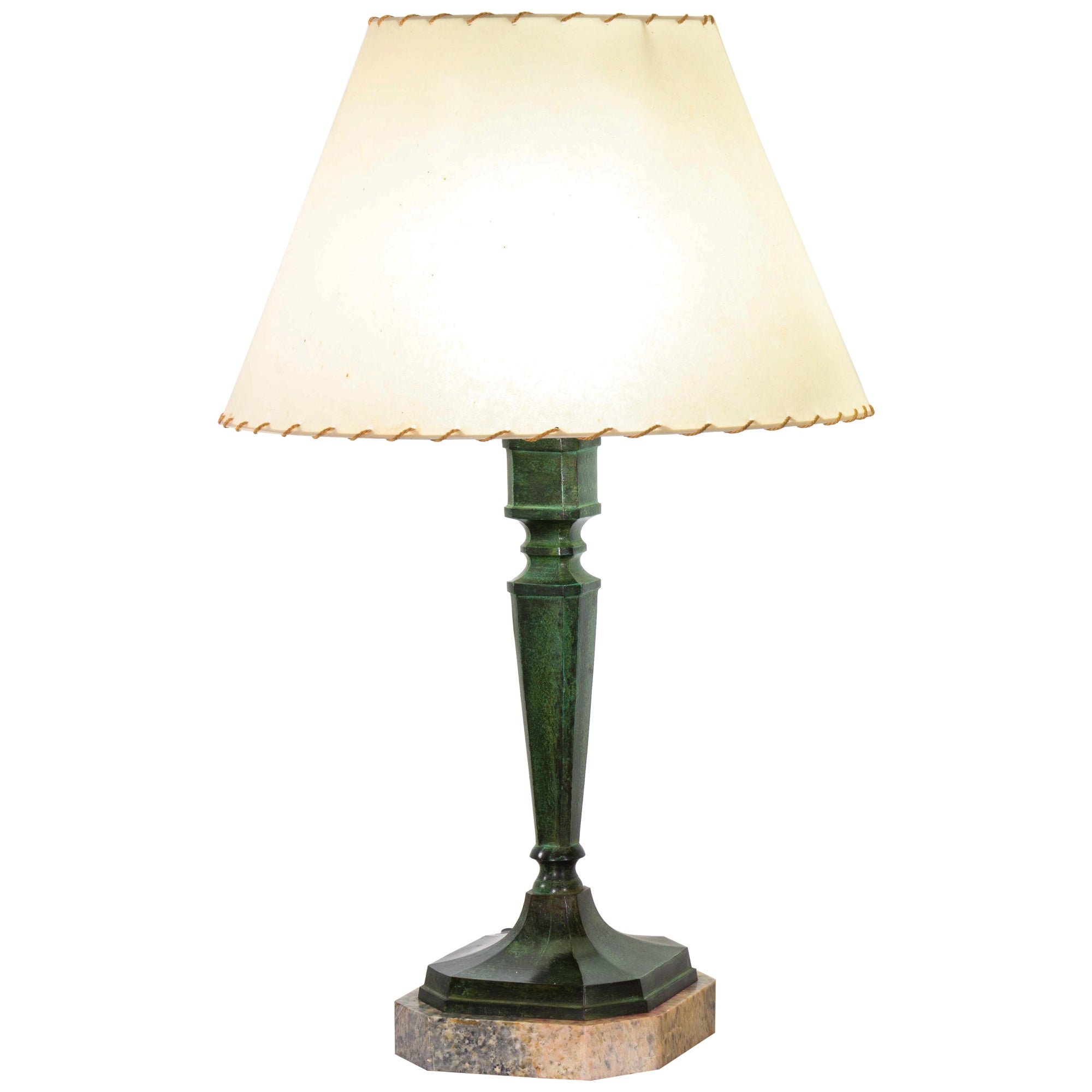 Lampe de table en bronze patiné en forme de pointe.