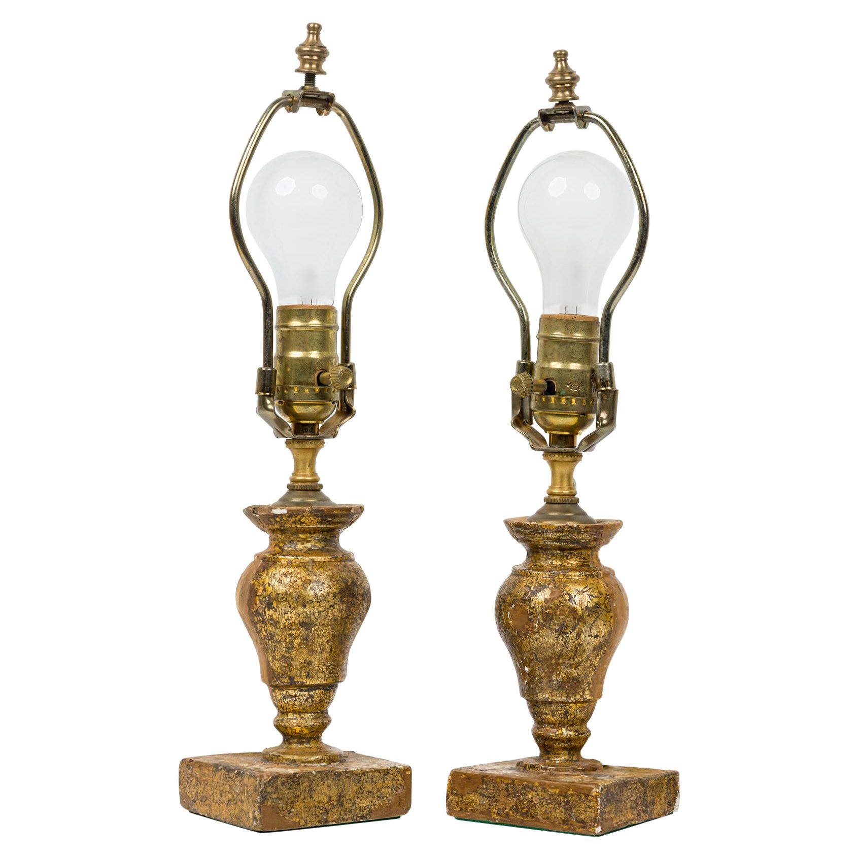 Coppia di piccole lampade da tavolo inglesi vittoriane in legno dorato