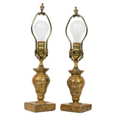Coppia di piccole lampade da tavolo inglesi vittoriane in legno dorato