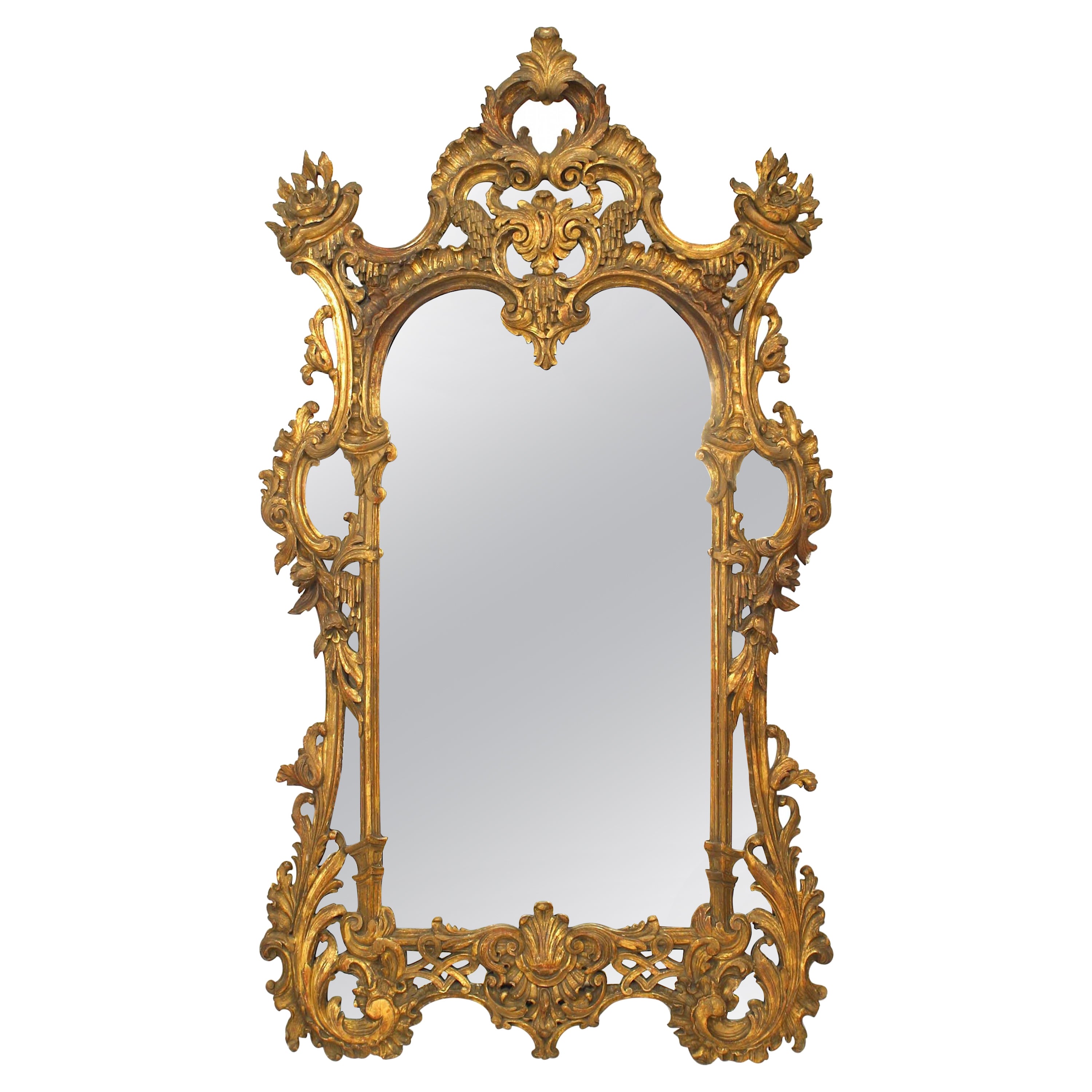 Miroir mural anglais de style Chippendale en bois doré sculpté