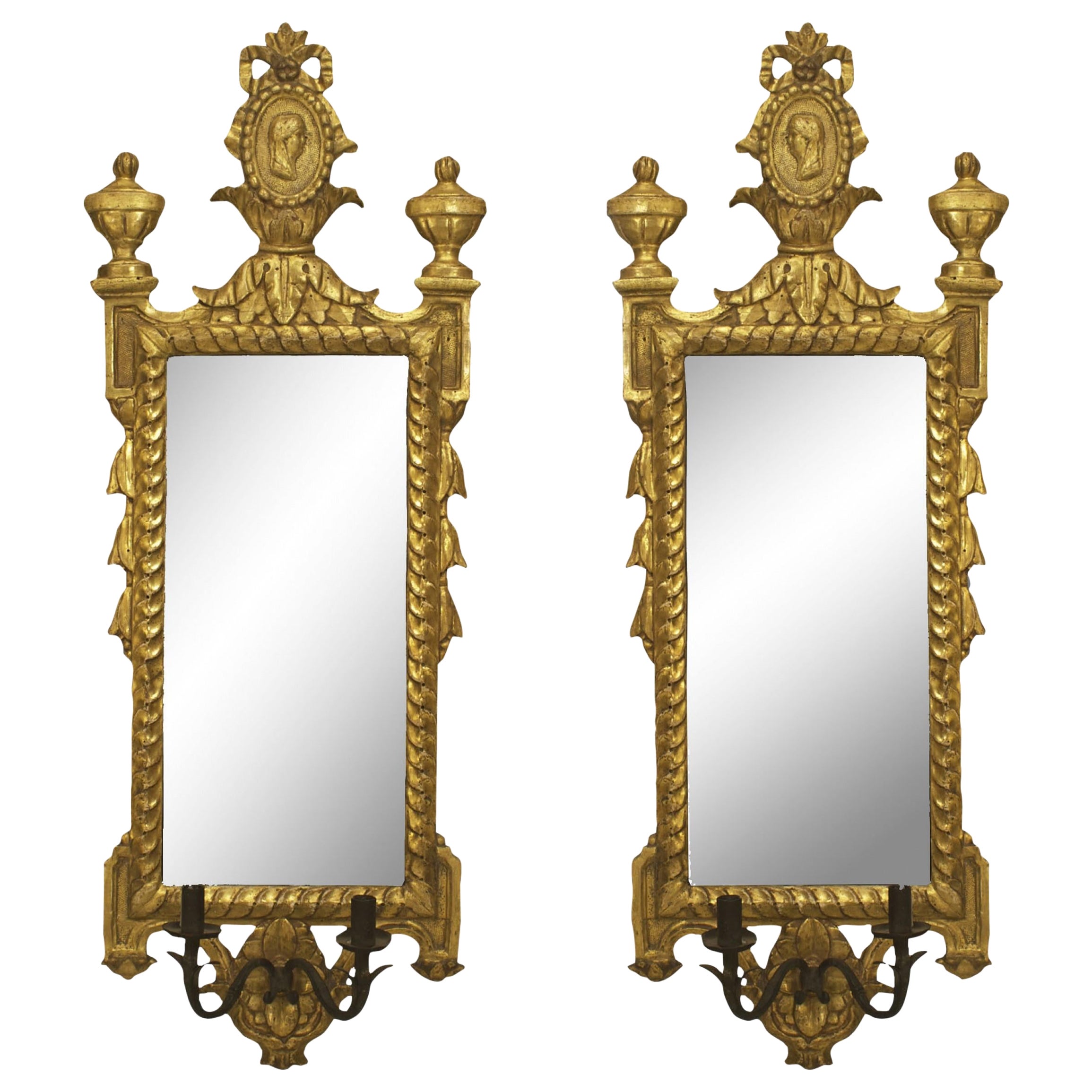Coppia di specchi da parete neoclassici in legno dorato e ferro