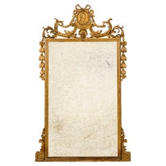 Espejo de pared neoclásico italiano tallado en madera dorada con frontón de retrato