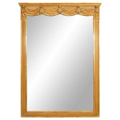 Miroir mural italien de style néoclassique sculpté à motif de drapé