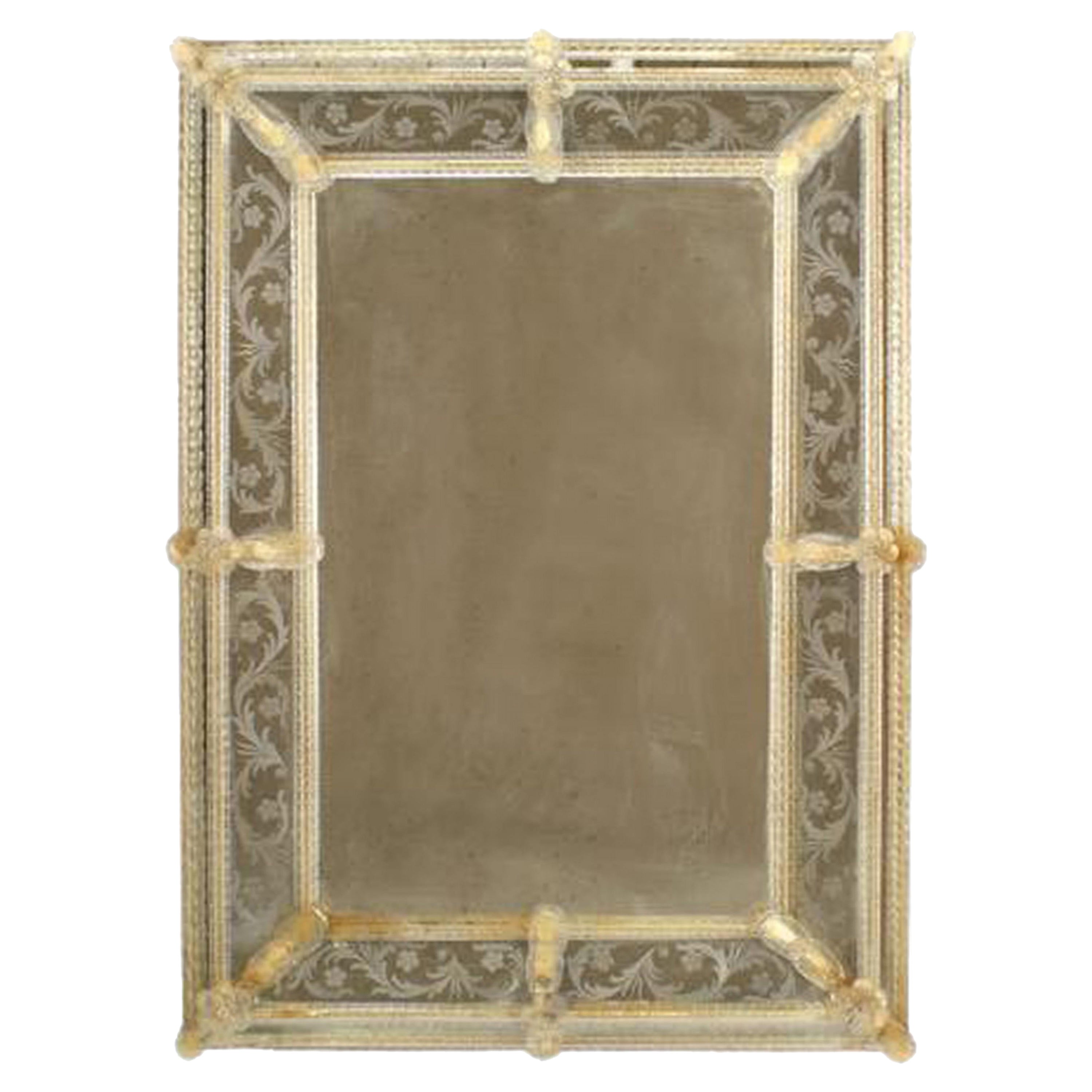 Espejo de pared italiano veneciano de Murano con diseño floral grabado en venta