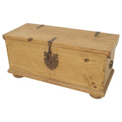 American Country Pine Trunk