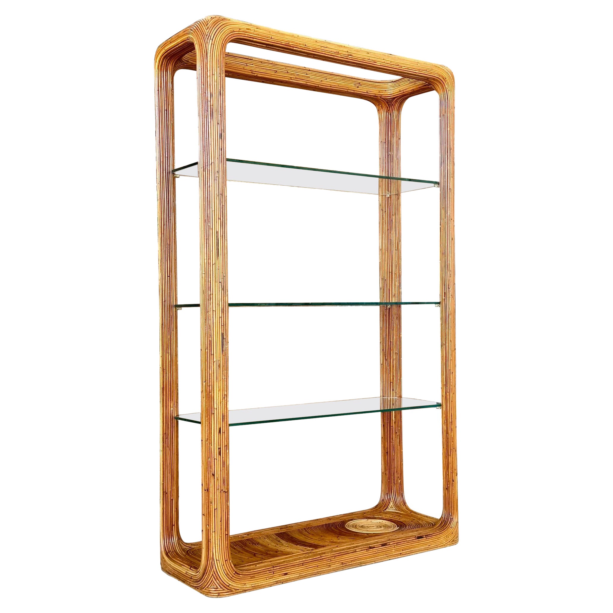 Mitte des 20. Jahrhunderts neu lackierte Bleistift Schilf Rattan Etagere M/Gabriella Crespi
