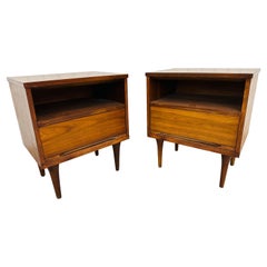 Mid-Century Modern Nussbaum Nachttische - 2er Set