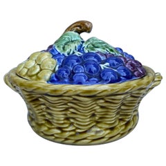 Panier à raisins en majolique de Sarreguemines, vers 1920