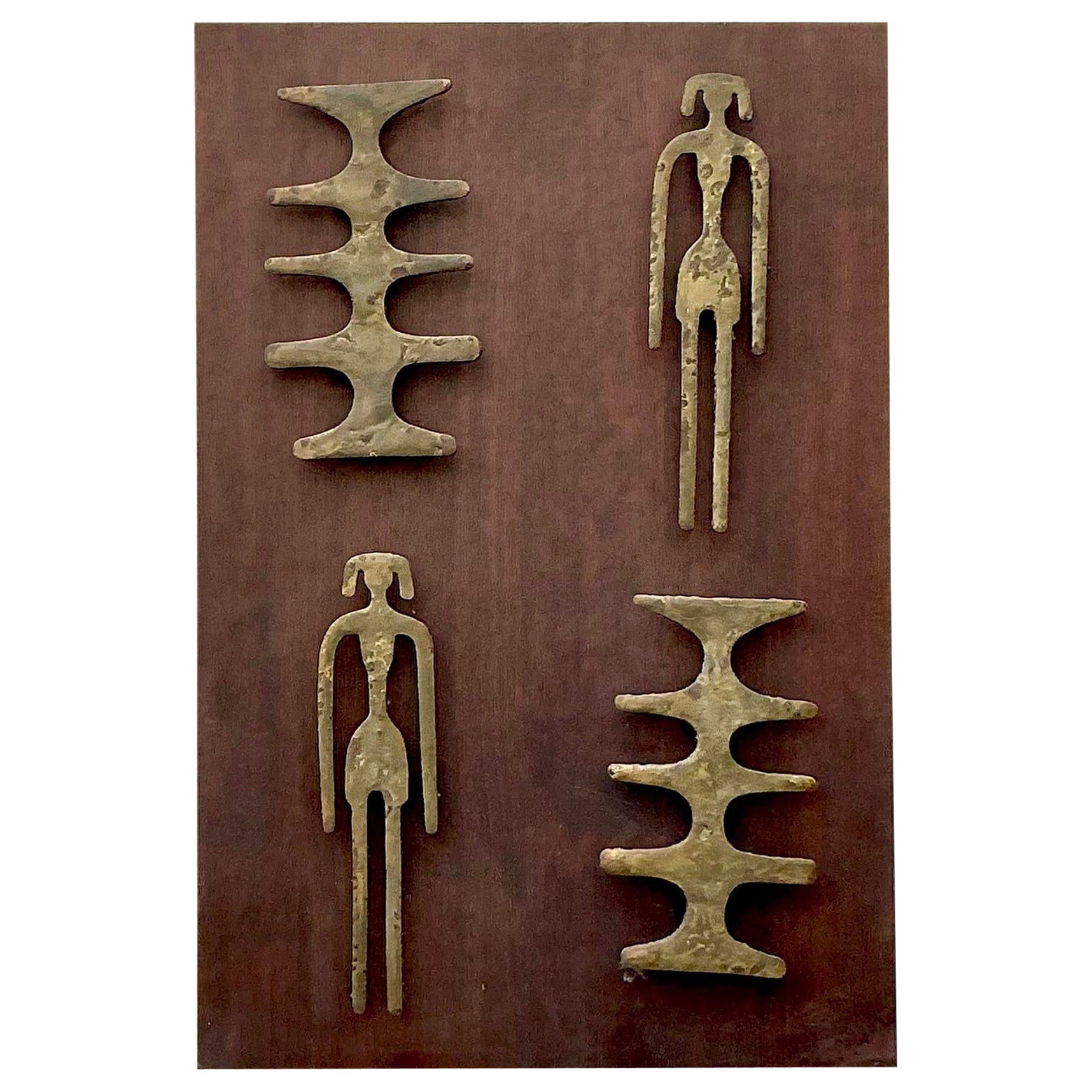 Escultura de pared vintage de bronce martillado con formas modernas de mediados de siglo en venta