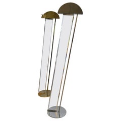 Hervorragendes Paar skulpturaler hoher Stehlampen aus Lucite-Messing und Chrom von F. Ramond
