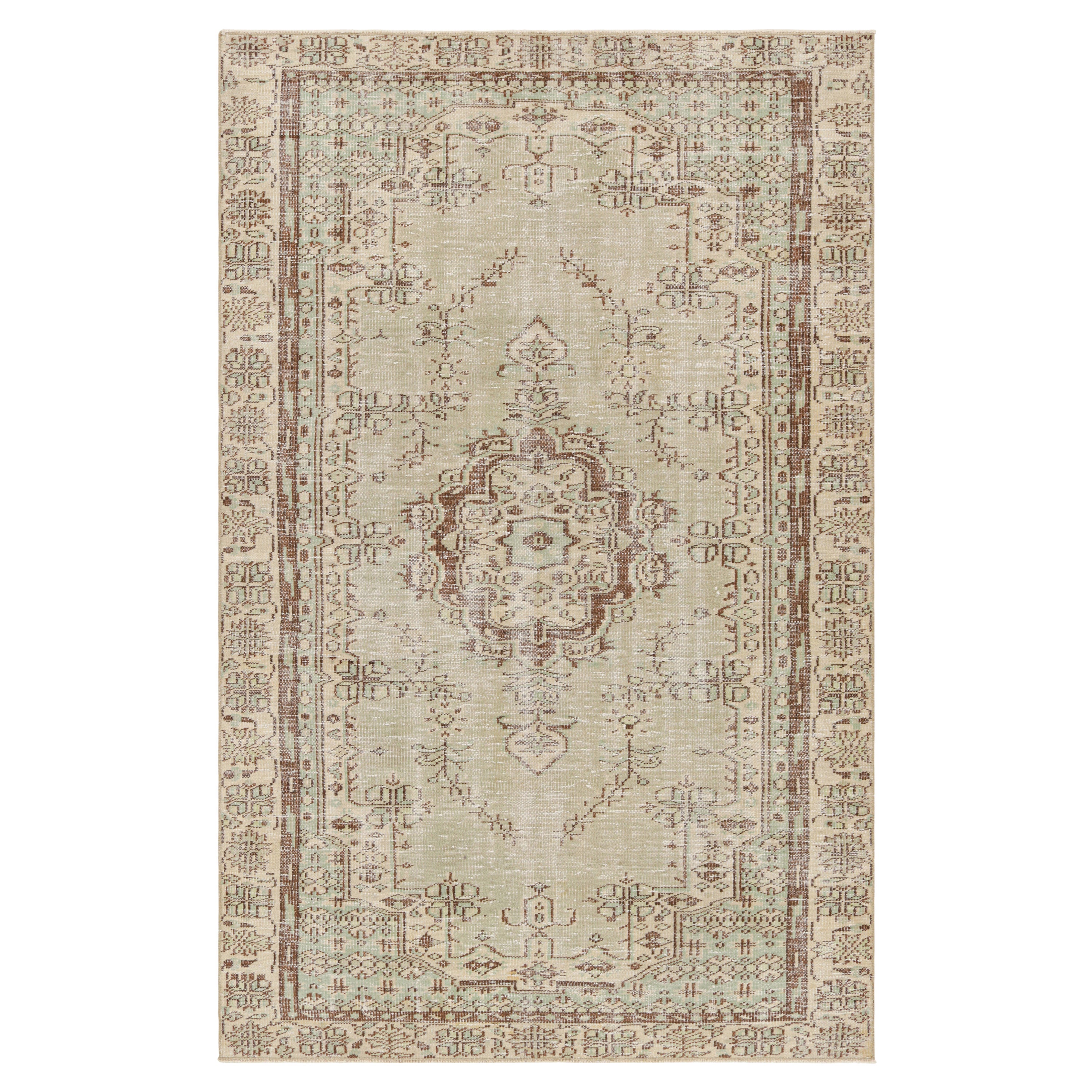 Türkischer Vintage-Teppich in Grün mit geometrischem Muster & Medaillon von Rug & Kilim im Angebot