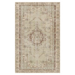 Türkischer Vintage-Teppich in Grün mit geometrischem Muster & Medaillon von Rug & Kilim