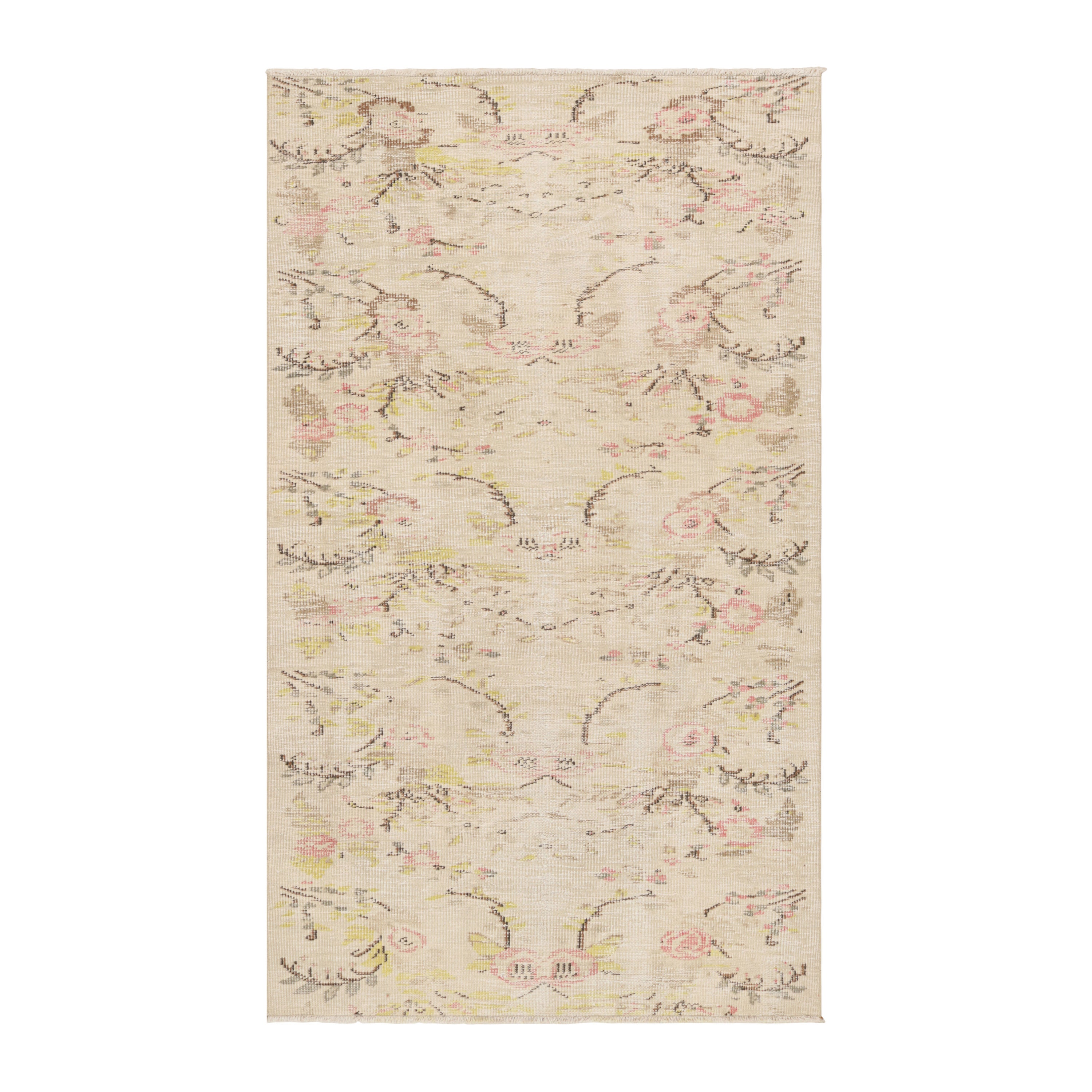 Alfombra vintage Zeki Müren en crema y beige, con motivos florales de Rug & Kilim