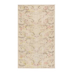 Alfombra vintage Zeki Müren en crema y beige, con motivos florales de Rug & Kilim