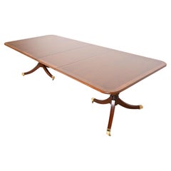 Tavolo da pranzo allungabile a doppio piedistallo in mogano Drexel Heritage Georgian Banded Mahogany