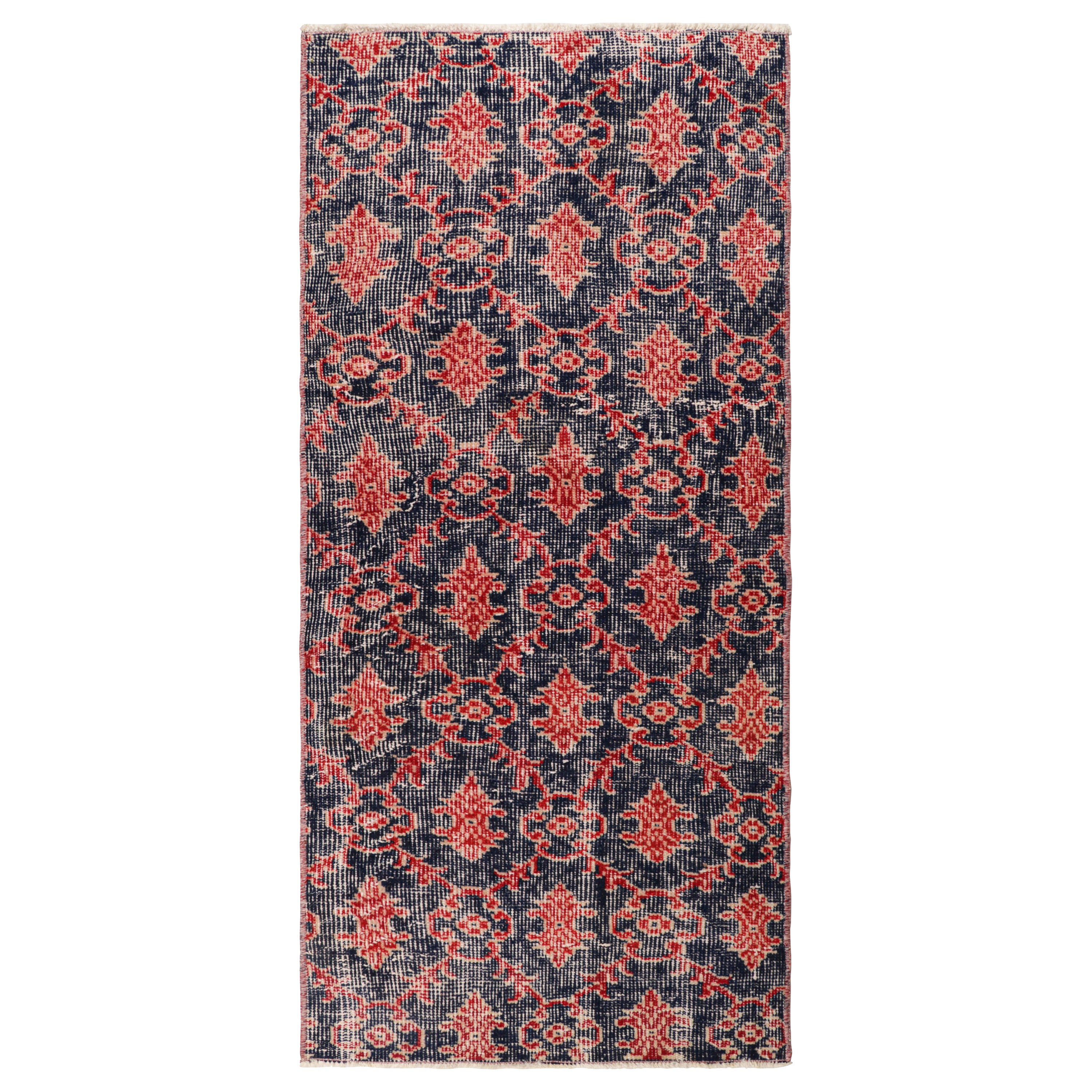 Alfombra vintage Zeki Müren azul marino con motivos geométricos rojos de Rug & Kilim