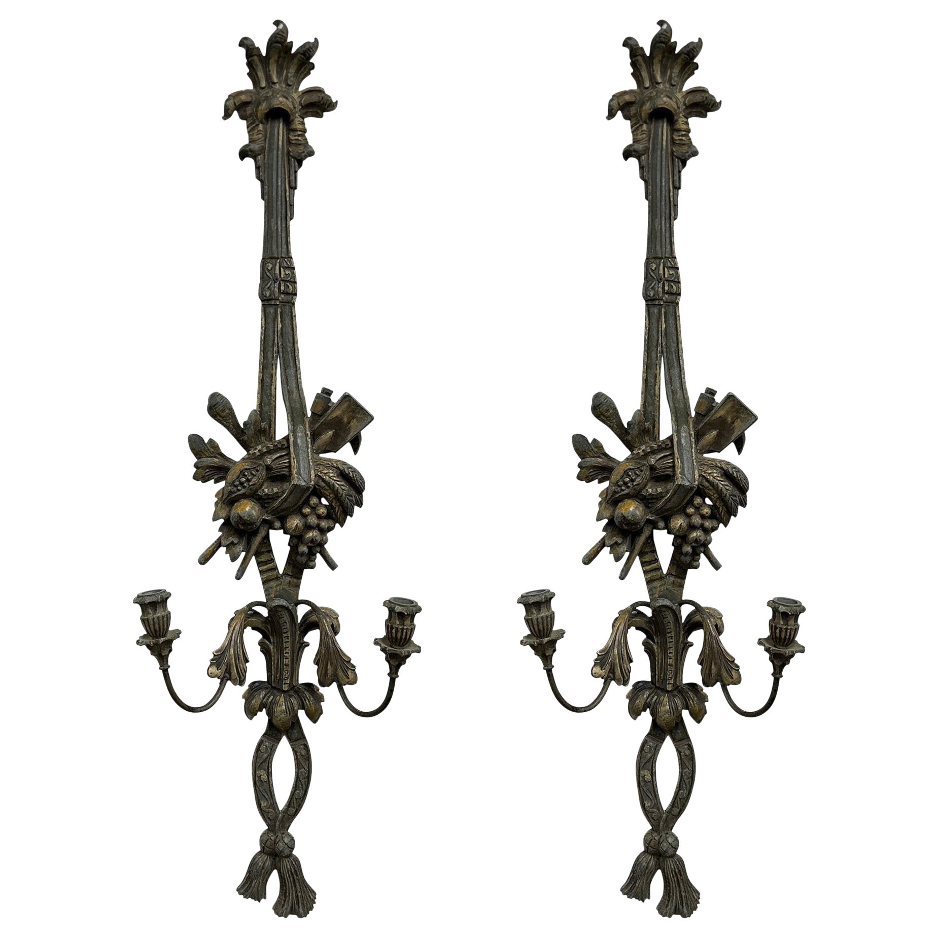Paire monumentale d'appliques françaises anciennes en métal patiné en vente
