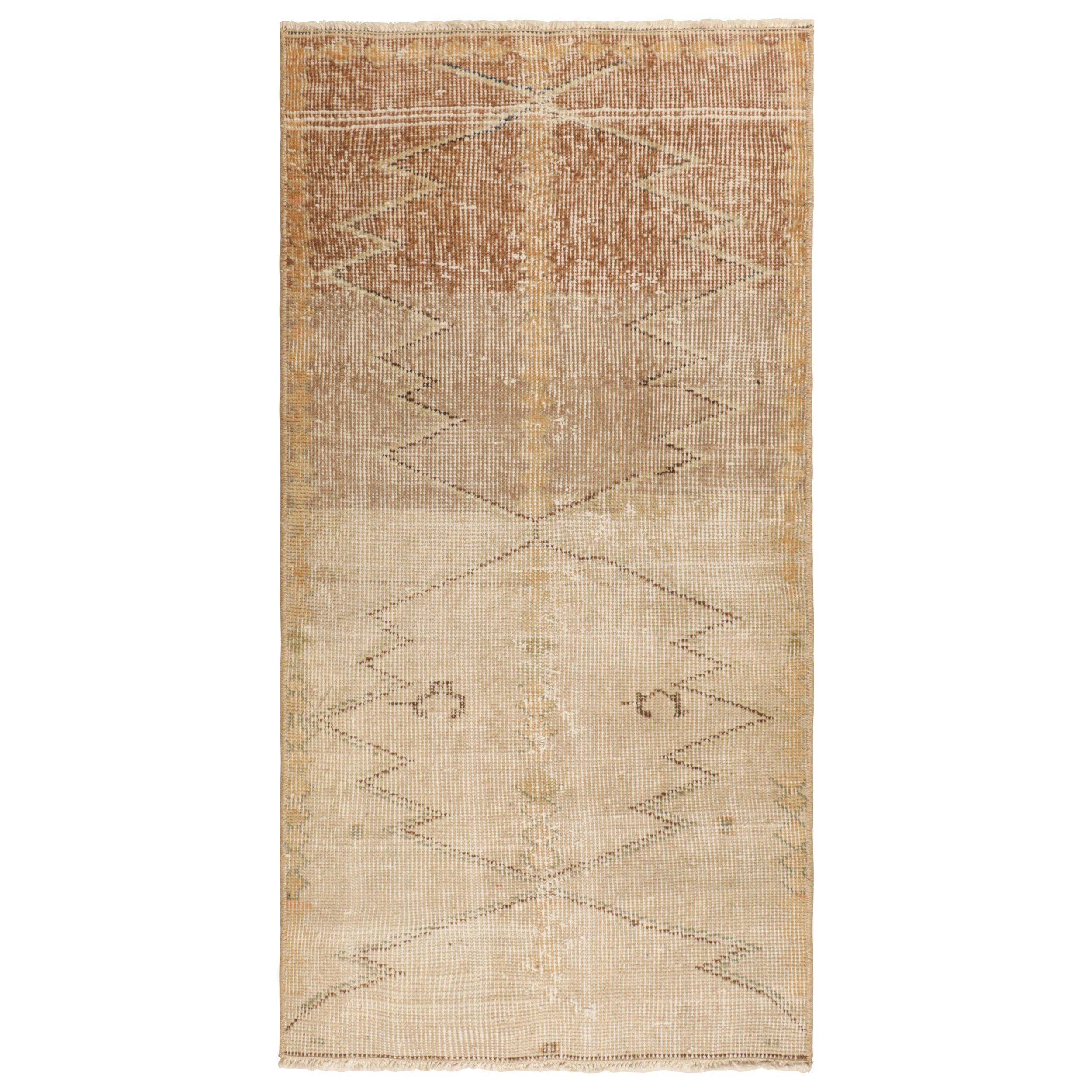 Tapis vintage Zeki Müren en beige-brun avec motifs géométriques, de Rug & Kilim