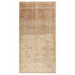 Tapis vintage Zeki Müren en beige-brun avec motifs géométriques, de Rug & Kilim