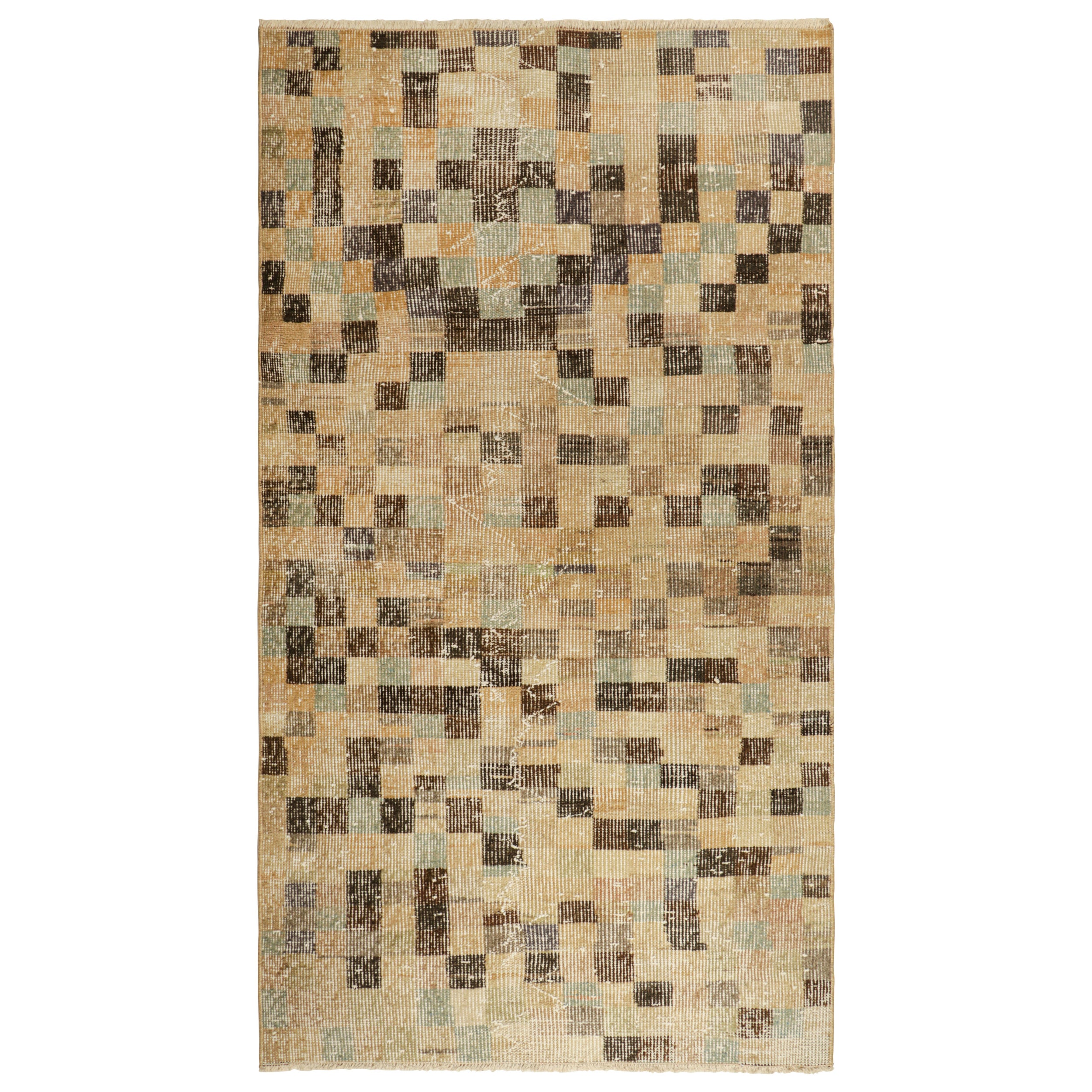 Alfombra vintage Zeki Müren con motivos cubistas policromados, de Rug & Kilim
