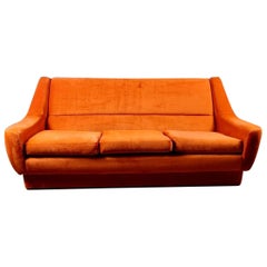 Dreisitzer-Sofa aus orangefarbenem Koralle Samt Vintage Retro MCM aus der Mitte des Jahrhunderts