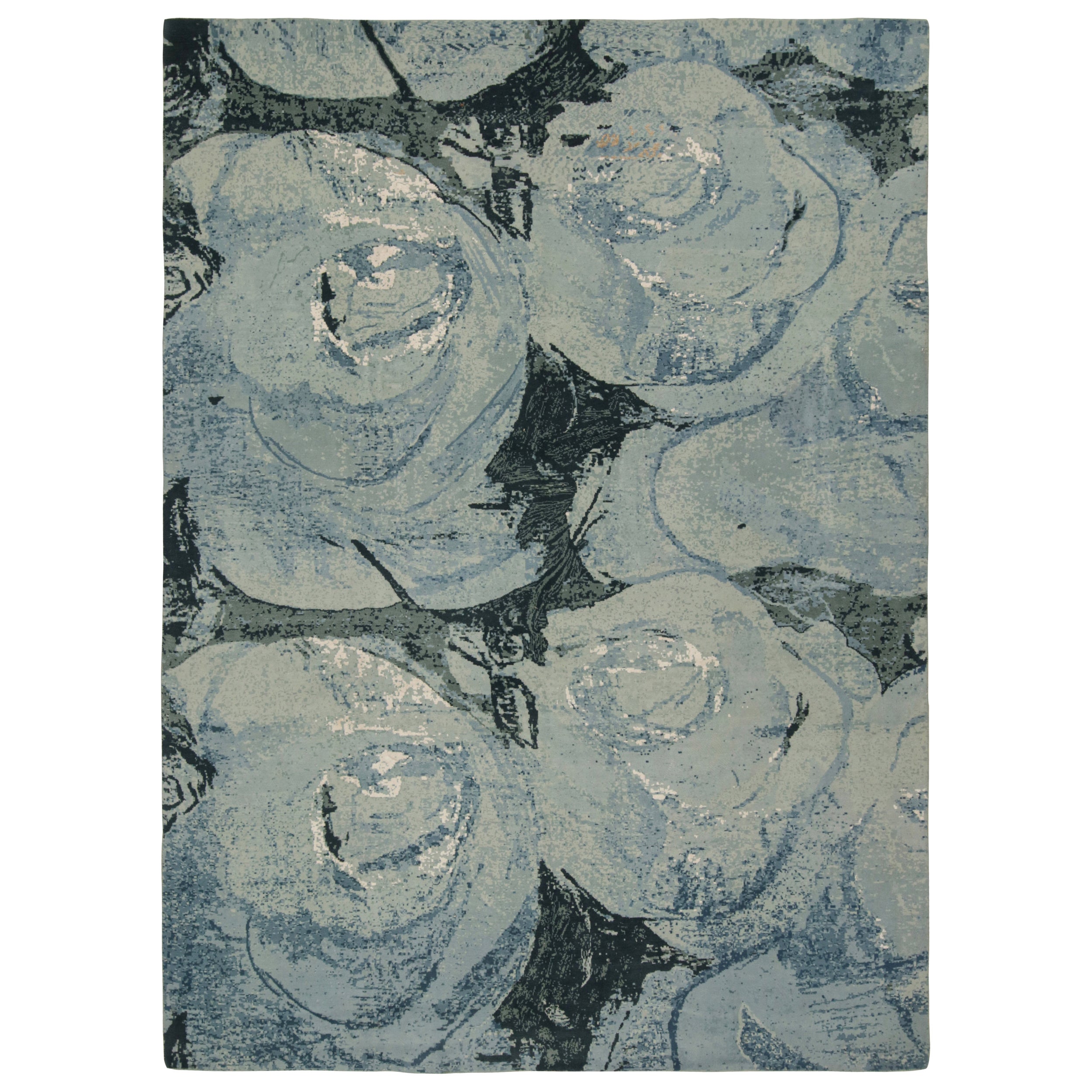 Alfombra moderna abstracta impresionista azul con motivos florales de Rug & Kilim en venta