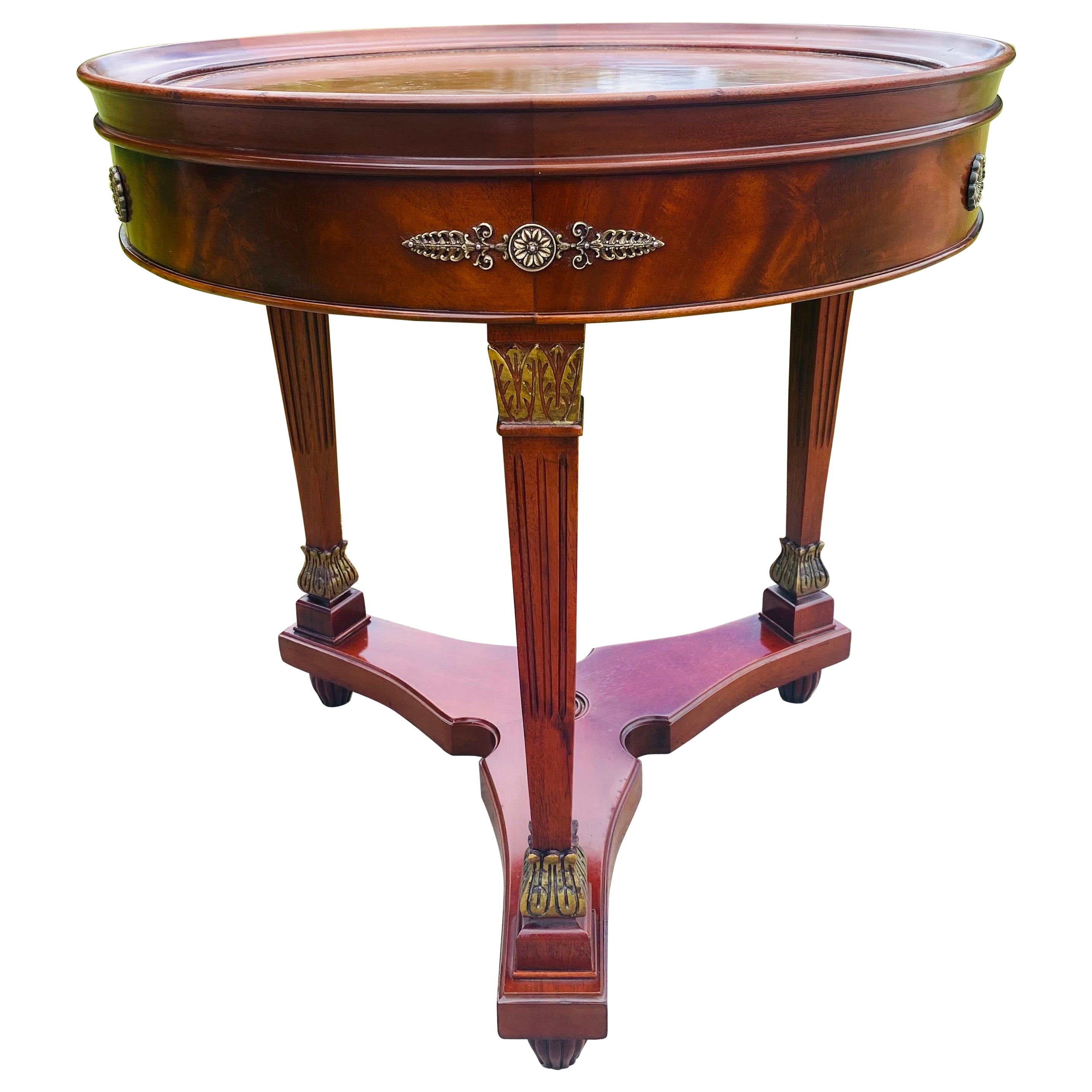 Mesa auxiliar de caoba maciza con tapa de cuero repujado American Empire en venta