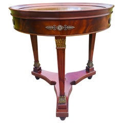 Mesa auxiliar de caoba maciza con tapa de cuero repujado American Empire