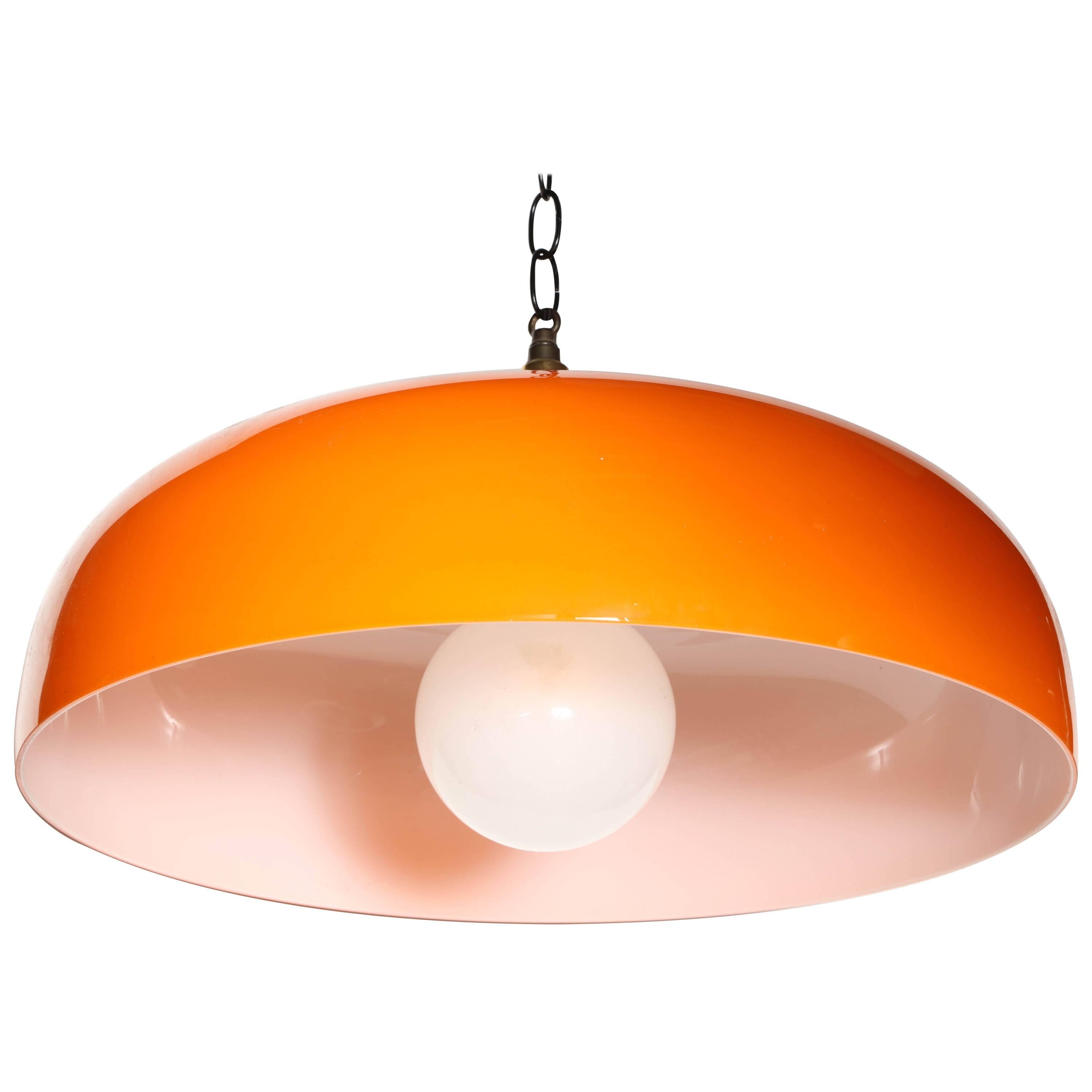 1950s Murano, Venini & Co. Pendentif rond en verre à boîtier orange et blanc