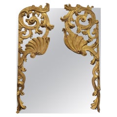 Spanischer Spiegel aus goldenem Holz, hergestellt aus Fragmenten eines Altarbildes, Barock