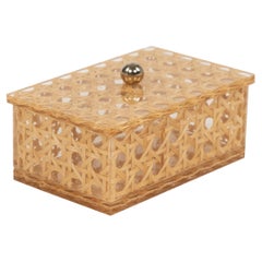 Dekorative Schachtel aus Lucite und Rattan im Christian Dior-Stil aus der Mitte des Jahrhunderts, Italien 1970er Jahre