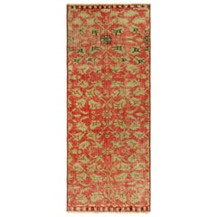 Runner Zeki Múren vintage in rosso con motivi floreali verdi, da Rug & Kilim