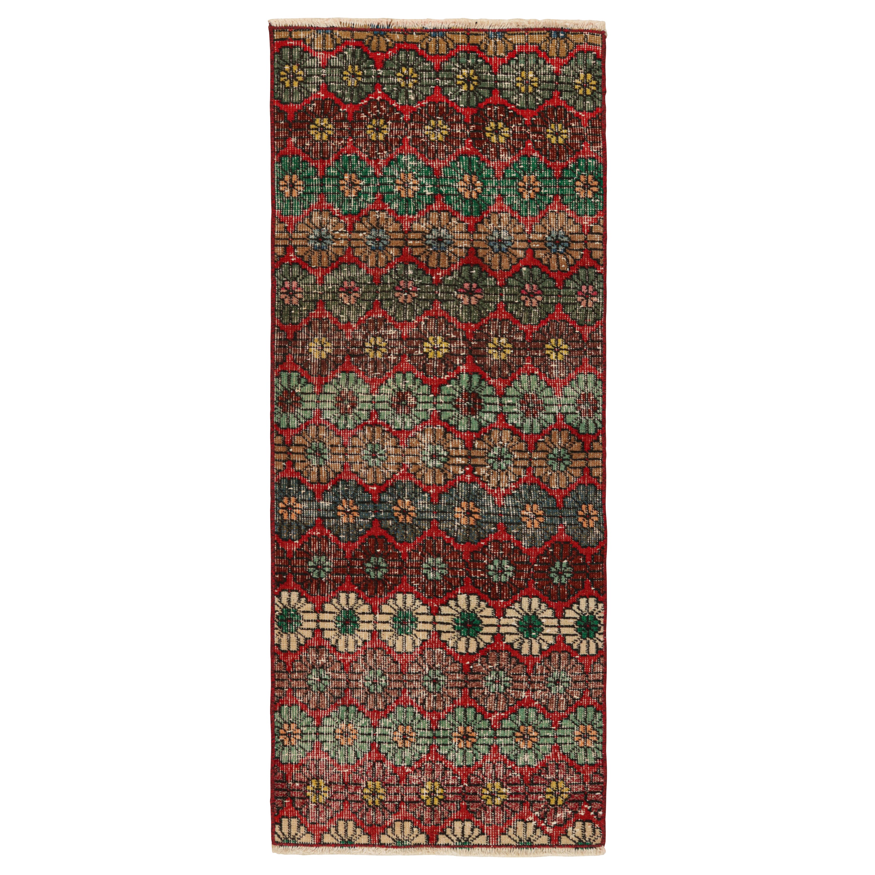 Vintage Zeki Múren Läufer in Rot, mit bunten Blumenmustern von Rug & Kilim