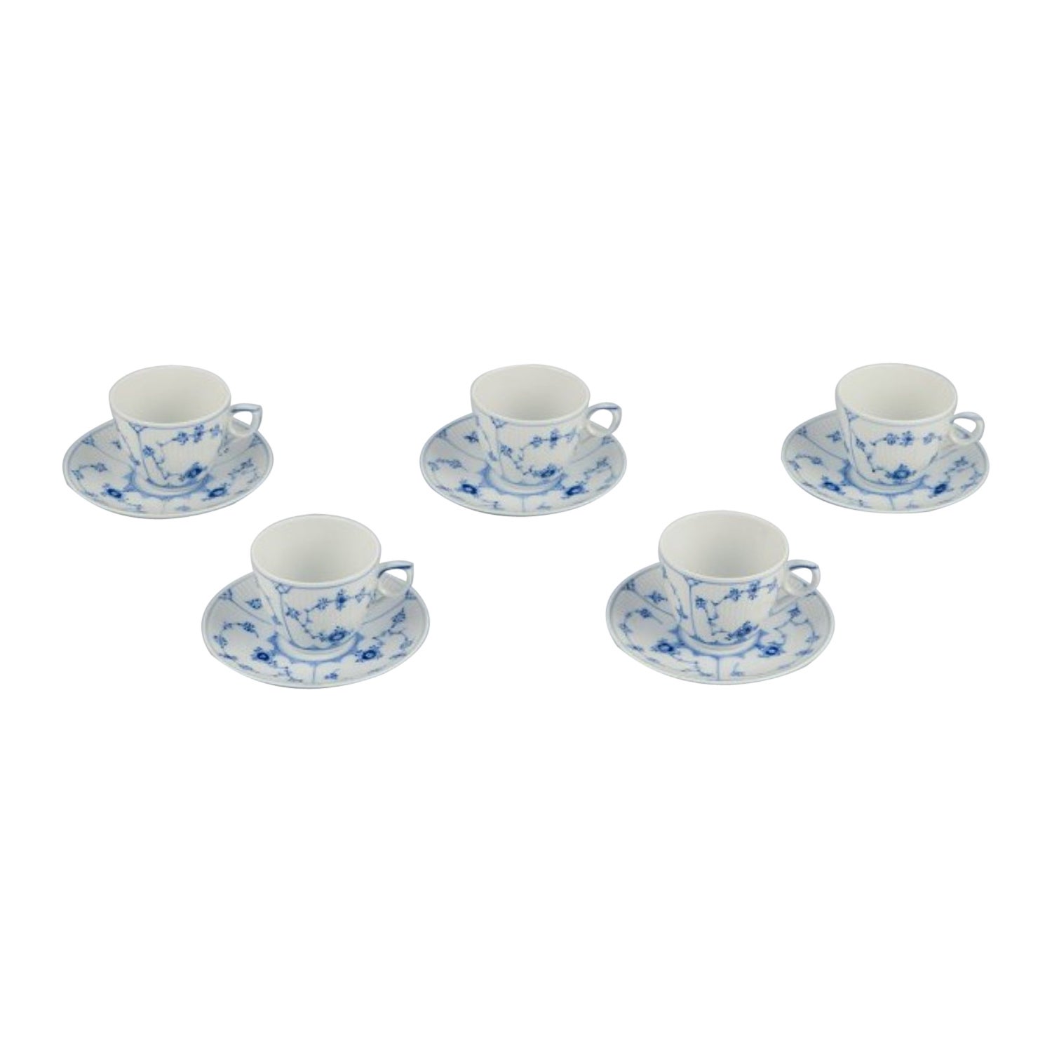 Royal Copenhagen Azul Liso Acanalado. Cinco tazas de café con platillos.