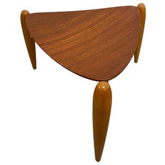 Un taburete Ilmari Tapiovaara Tale con asiento de madera contrachapada prensada, Asko Años 50