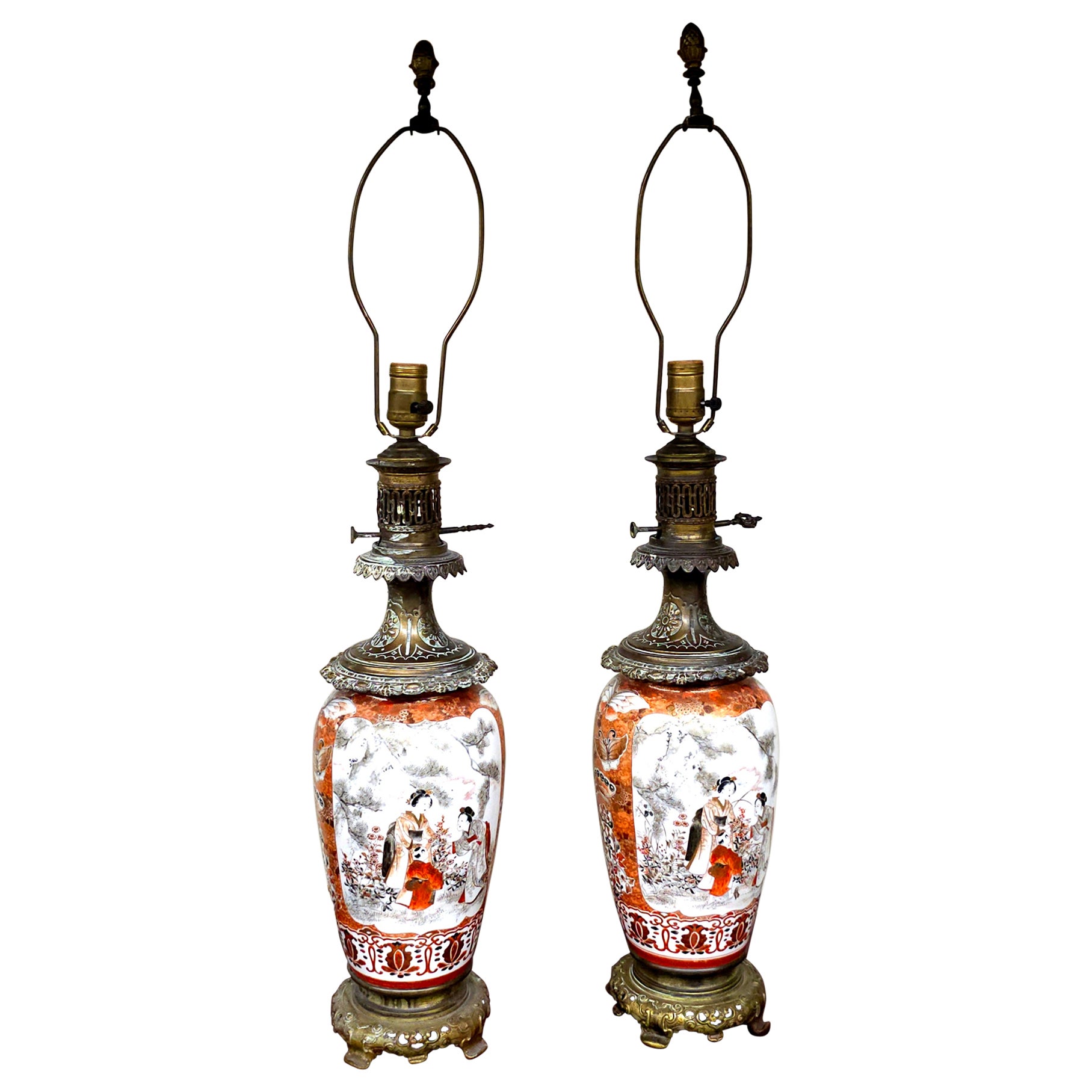 Coppia di lampade da tavolo giapponesi in porcellana decorata e ottone